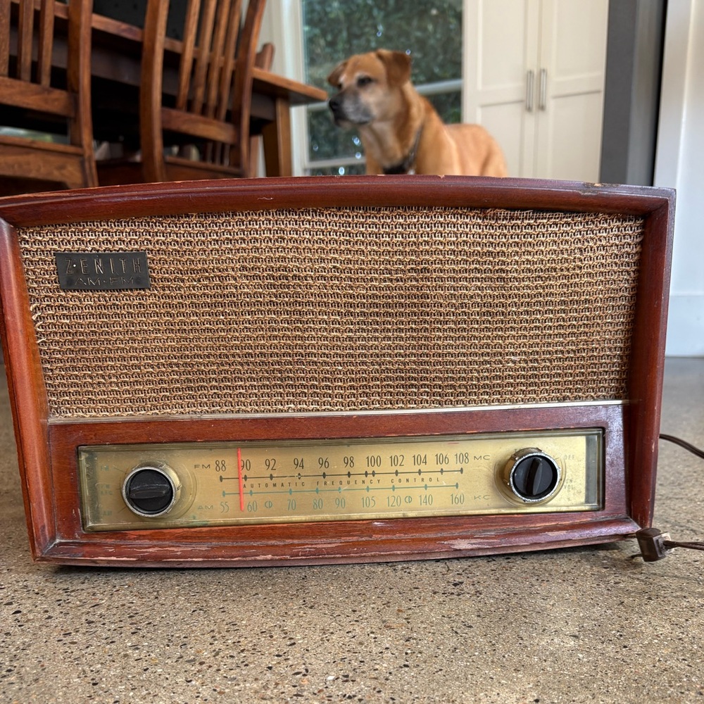 Working Vintage Zenith G730R table top radio